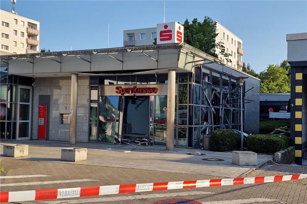 Geldautomat in Methler gesprengt Rot-weißes Flatterband der Polizei vor der Sparkassen-Filiale in Kamen-Methler.