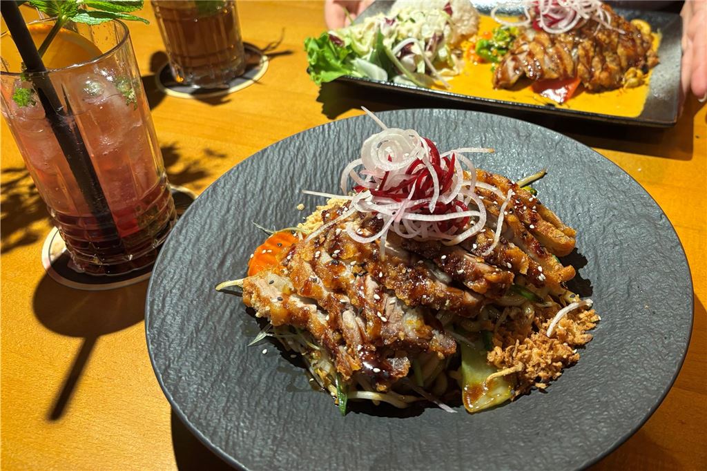 Lido im Restaurant-Check: Vietnamesische Vielfalt mit Liebe zum Detail Die erste Hauptspeise: „Udon Yaki Duck Fried“ besteht aus gebratenen Nudelnn mit Gemüse, Kraut, Röstzwiebeln, Erdnüssen und Ente.