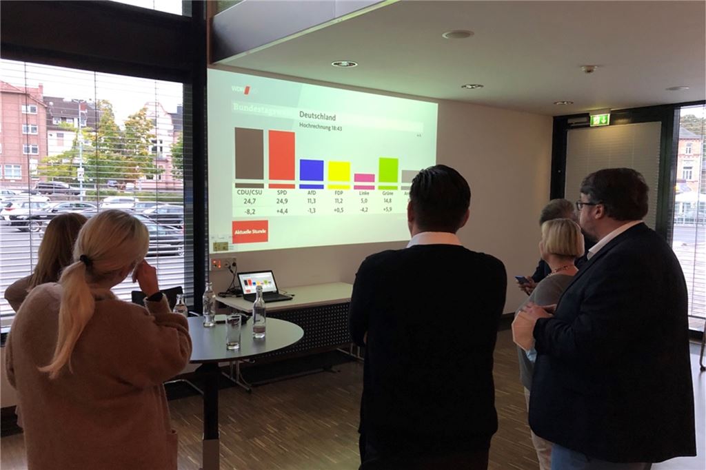 Kaczmarek (SPD) siegt im Wahlkreis Unna I – Grüner Sacher zittert Die erste Hochrechnung bei der Bundestagswahl wird bei der Wahlpräsentation im Kreishaus gezeigt.