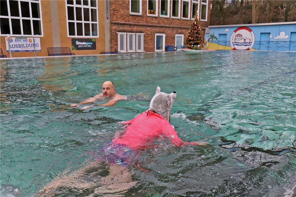 Die ersten Besucher mit Kostüm im Wasser.