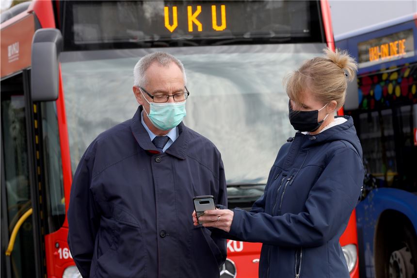 Freie Fahrt bei der VKU mit einem Pass aus der Ukraine Die Fahrt in den Bussen der VKU ist für Kriegsflüchtlinge aus der Ukraine kostenlos, damit schließen sich die Verkehrsbetriebe der Regelung des Branchenverbandes VDV an.