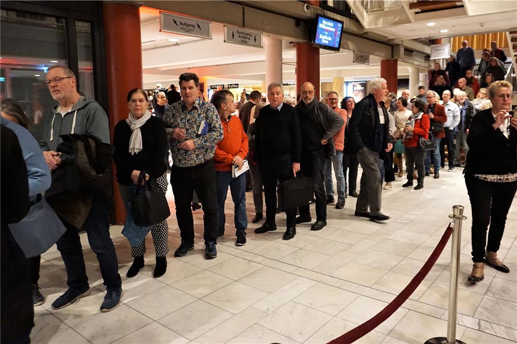 Krimiabend voller Liebeserklärungen: Bannalec begeistert 600 Besucher Die Fans standen buchstäblich Schlange, um ihre Bücher signiert zu bekommen.