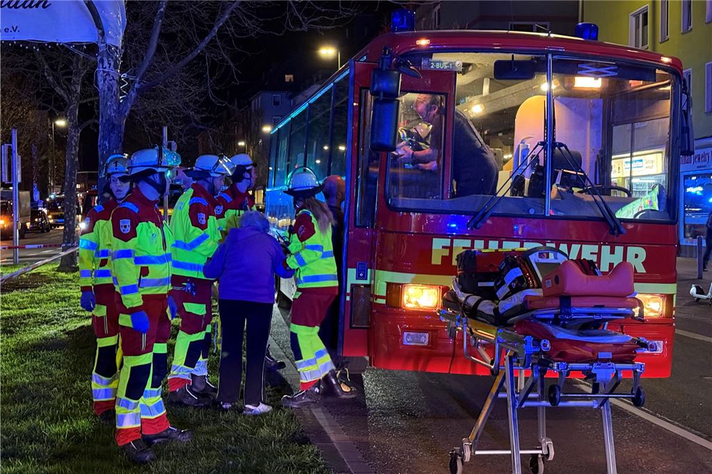 Die Feuerwehr ist bei einem Einsatz auf der Rheinischen Straße in Dortmund zu sehen.