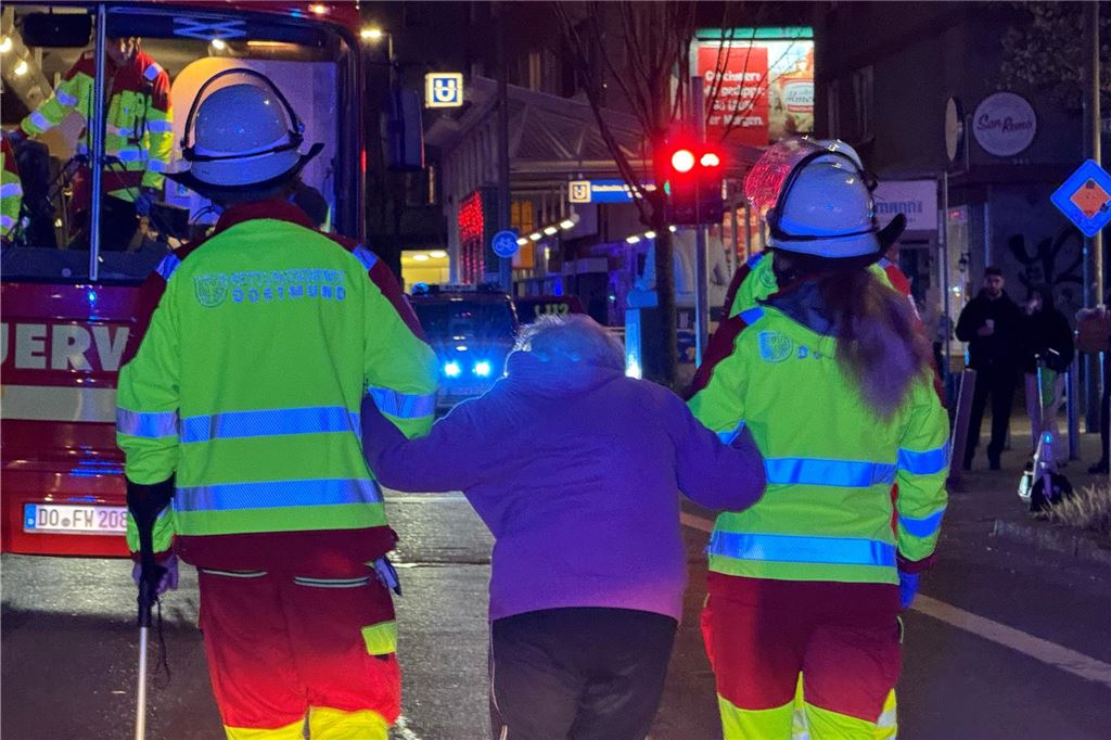 Die Feuerwehr ist bei einem Einsatz auf der Rheinischen Straße in Dortmund zu sehen.