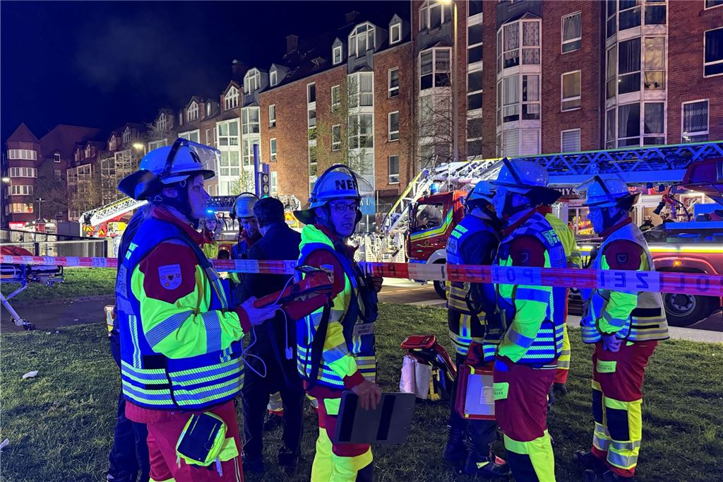 Die Feuerwehr ist bei einem Einsatz auf der Rheinischen Straße in Dortmund zu sehen.
