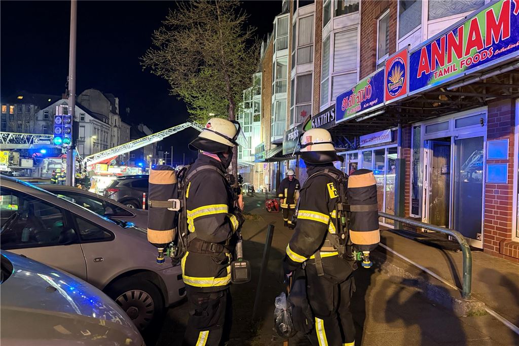 Die Feuerwehr ist bei einem Einsatz auf der Rheinischen Straße in Dortmund zu sehen.