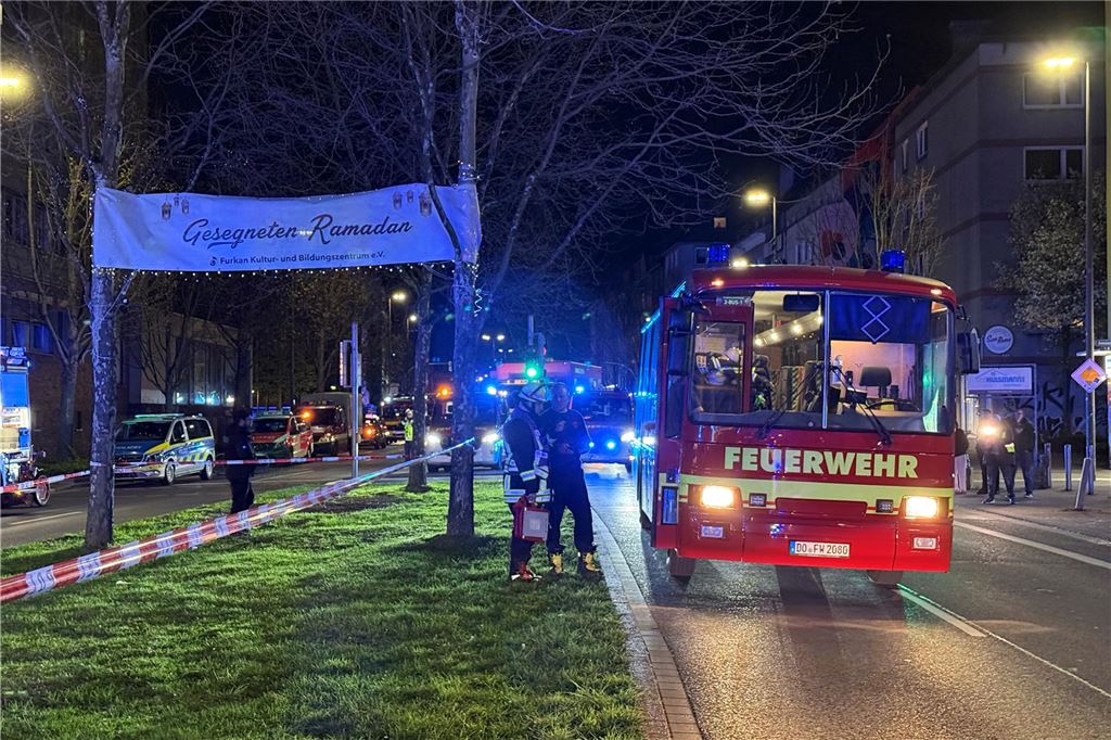 Die Feuerwehr ist bei einem Einsatz auf der Rheinischen Straße in Dortmund zu sehen.