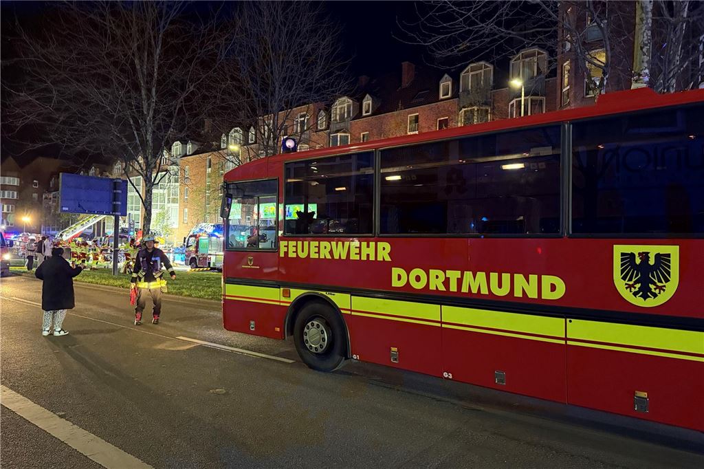 Die Feuerwehr ist bei einem Einsatz auf der Rheinischen Straße in Dortmund zu sehen.