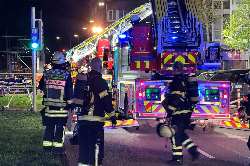 Die Feuerwehr ist bei einem Einsatz auf der Rheinischen Straße in Dortmund zu sehen.