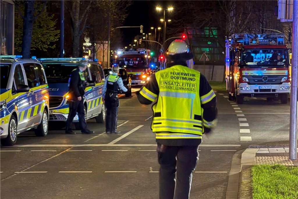 Die Feuerwehr ist bei einem Einsatz auf der Rheinischen Straße in Dortmund zu sehen.
