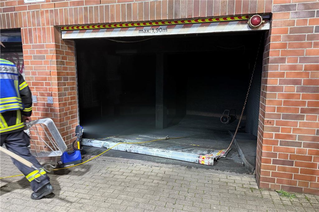 Die Feuerwehr ist bei einem Einsatz auf der Rheinischen Straße in Dortmund zu sehen.