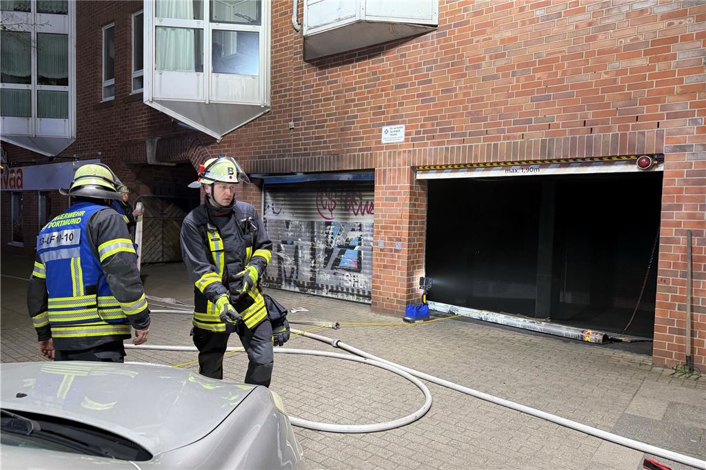 Die Feuerwehr ist bei einem Einsatz auf der Rheinischen Straße in Dortmund zu sehen.