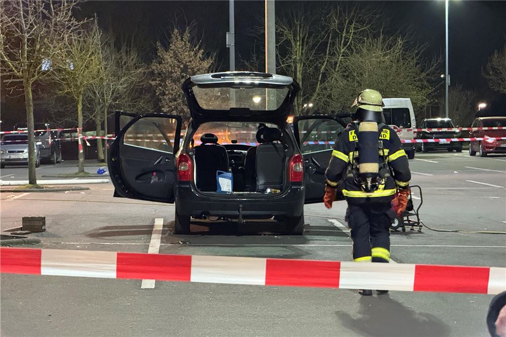 Gasleck in Auto vor Kaufland in der Nordstadt Die Feuerwehr Dortmund sperrte einen Bereich von rund 50 Metern rund um das Leck geschlagene Auto ab.