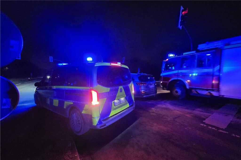 Die Feuerwehr hatte es nicht weit zur Unfallstelle, weil die Feuerwache direkt neben der B1 liegt.