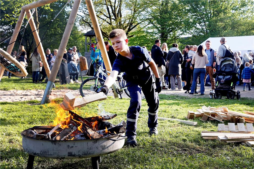 Osterfeuer Kamen Bergkamen Ostern 2025 Feuer Brauchturm Kirche Soziales Nachbarschaft