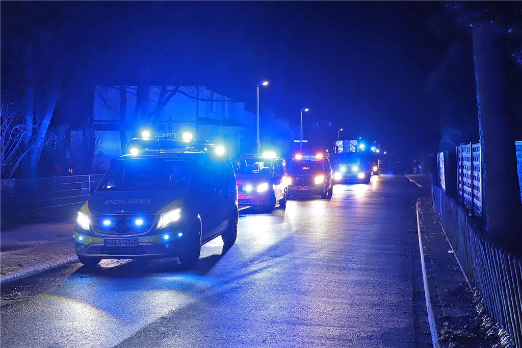 Feuerwehrfahrzeuge stehen am Salzweg in Unna-Königsborn.