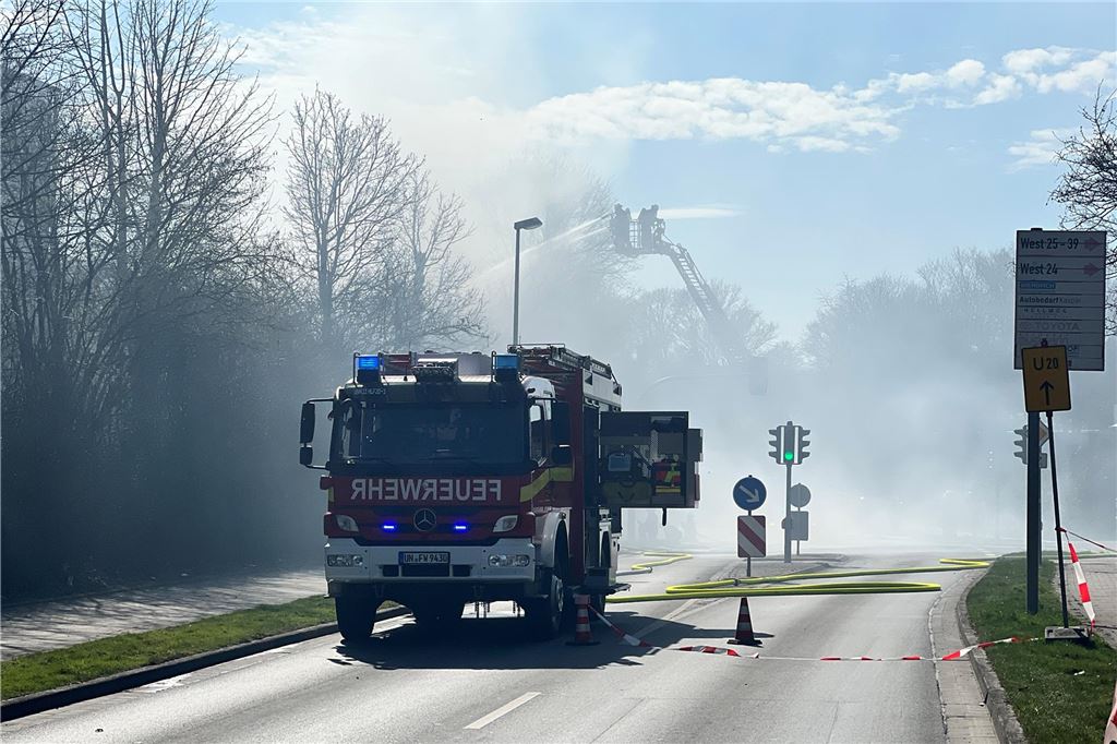Die Feuerwehr Unna löscht mit einem Löschfahrzeug den Brand im Bereich der Rudolf-Diesel-Straße/Hochstraße in Unna.