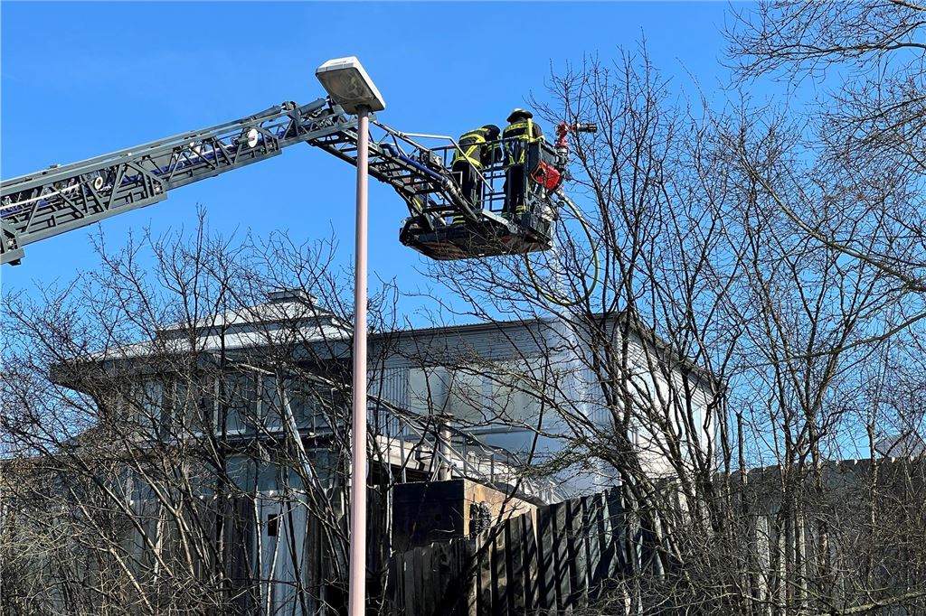 Die Feuerwehr Unna versucht mithilfe des Löscharms des Feuerwehrautos den Brand zu löschen.