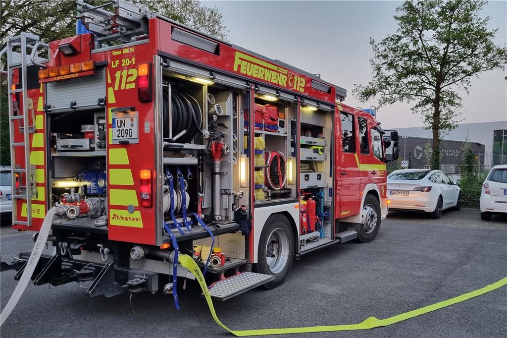 An einem Feuerwehrfahrzeug sind Schläuche angeschlossen.