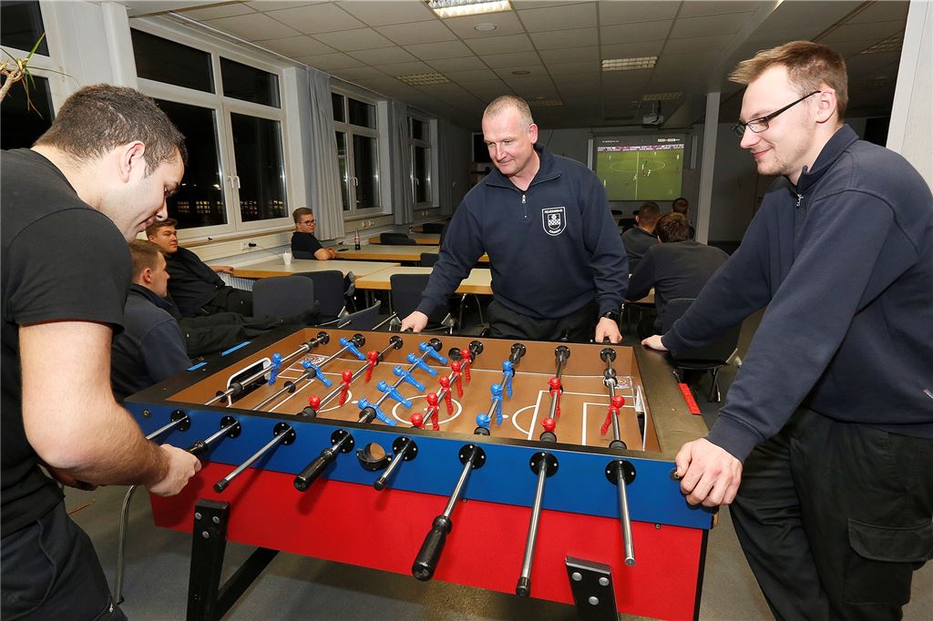 Orkantief stürmt durchs soziale Netzwerk: Fast alle Schüler zuhause, Dienstag wieder Unterricht Die Feuerwehrleute, die sich bereit halten, vertreiben sich die Zeit mit Fußball: Einige schauen das Spiel FC Bayern München gegen RB Leipzig, andere kickern. Dann allerdings folgen plötzlich Einsätze Schlag auf Schlag. Insgesamt zählt die Feuerwehr 28 Einsätze bis Montagmorgen.