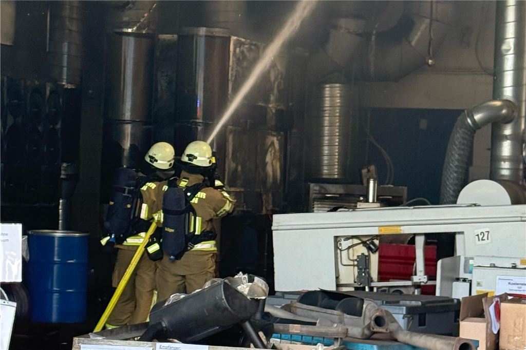 Feuerwehreinsatz bei Unternehmen in Menden: Filteranlage gerät in Brand Feuerwehrkräfte löschen die brennende Filteranlage in Menden