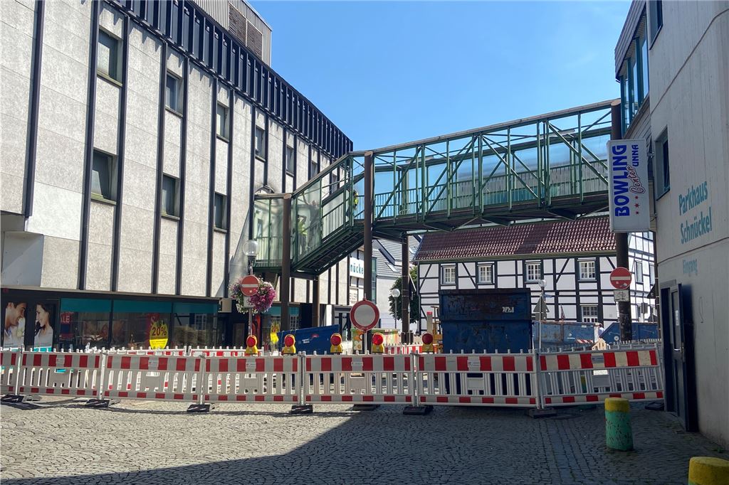 Abriss der Schnückel-Brücke gestartet: Sperrung überrascht Passanten Die Flügelstraße ist aktuell aufgrund eines Brückenabrisses gesperrt, voraussichtlich bis zum 20. August.
