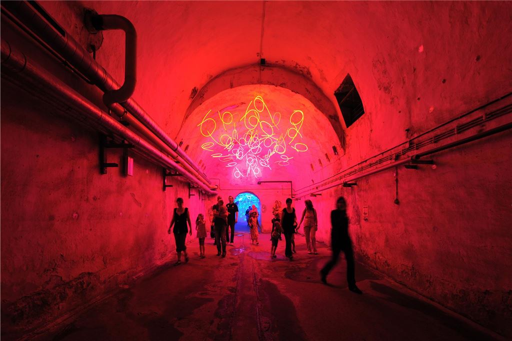 LWL sieht Trägerschaft für Lichtkunst in Unna skeptisch Die Frage nach dem baulichen Zustand des Lichtkunstzentrums ist vielleicht schwieriger zu klären als erwartet. Im „Tunnel of Tears“ machen die Pfützen, die sich nach regenreichen Zeiten am Boden bilden, ein Teil der Wirkung aus.