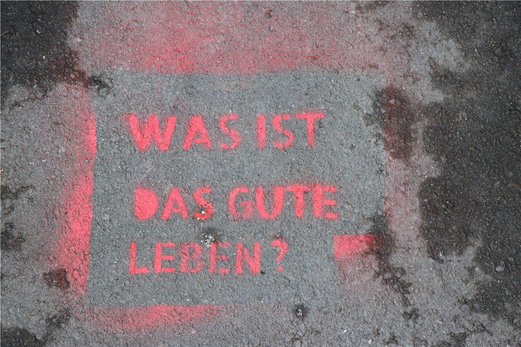 Illegale Corona-Party ist in Wahrheit eine kreative Kunstaktion von Jugendlichen Die Fragen der Jugendlichen sind nun im öffentlichen Raum sichtbar.