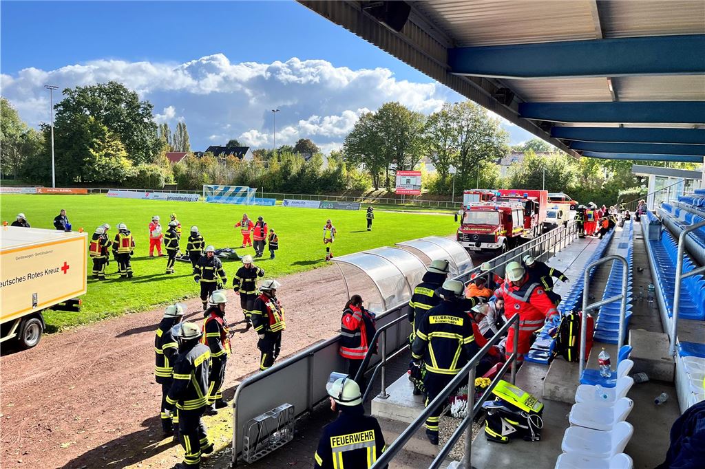 Feuerwehr und Rotes Kreuz proben Ernstfall im Stadion Freiwillige Feuerwehr Holzwickede im Montanhydraulikstudio zum Übungseinsatz