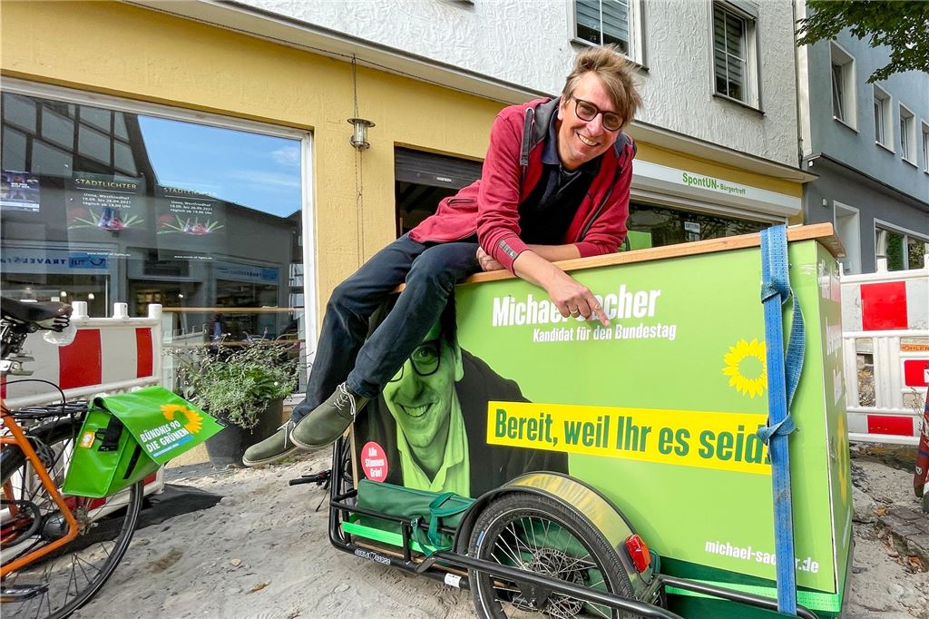 Als Michael Sacher plötzlich noch einmal Weltpolitik machte Michael Sacher vor dem Wahlkreisbüro der Grünen in Unna.