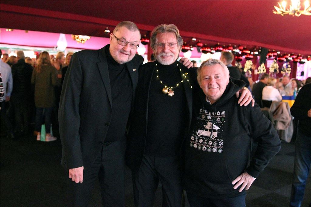 Ein Leben für die Gastronomie: „Bubi ist keiner, der sich versteckt“ Die Freunde Volker Kastrup, Friedel Mowka und Bubi Leuthold – mit ungewohnt kurzen Haaren – beim Weihnachts-Frühschoppen im Castroper Adventszelt 2019.