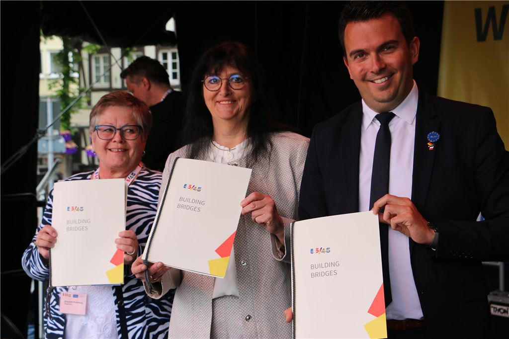 „Ich bin ein Kamener!“: In Krisenzeiten festigen Partnerstädte Freundschaft Die Freundschaft besiegelt: Bürgermeisterin Elke Kappen (M.) mit Elisabeth Kullenberg, Vorsitzende des Partnerschaftsausschusses im schwedischen Ängelholm (l.), und dem Bürgermeister aus dem französischen Montreuil-Juigné, Benoît Cochet.