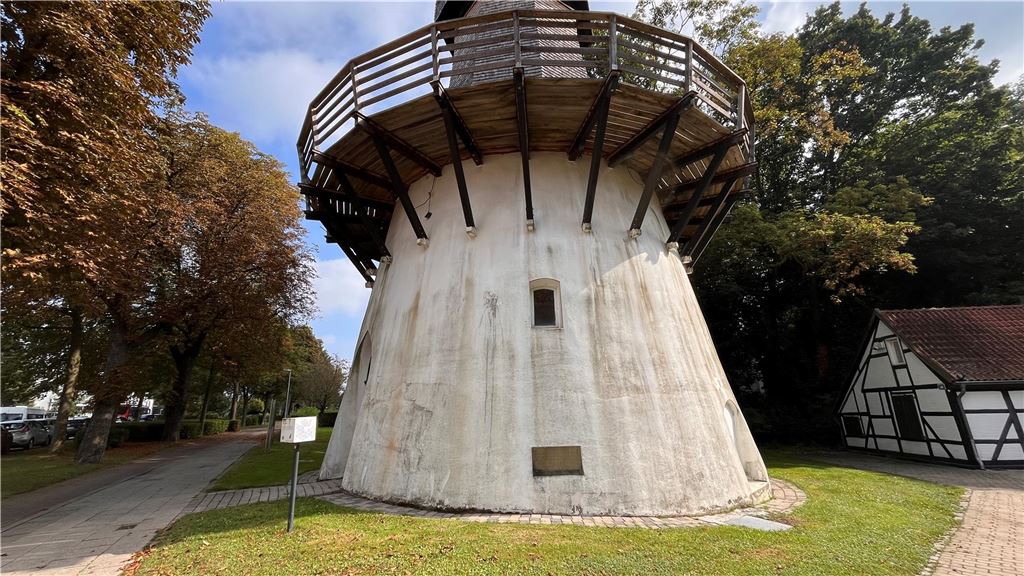 Anstrich für Friedrichsborn in Kürze erwartet Die Friedrichsborn-Windpumpe steht an einem Eingang zum Kurpark.