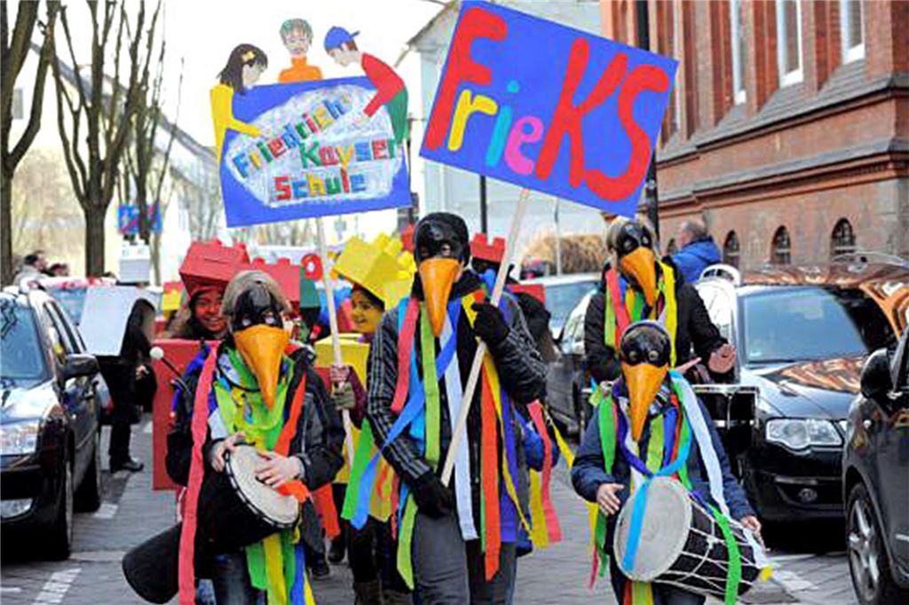 Rosenmontagszug der Schwerter Schulen.