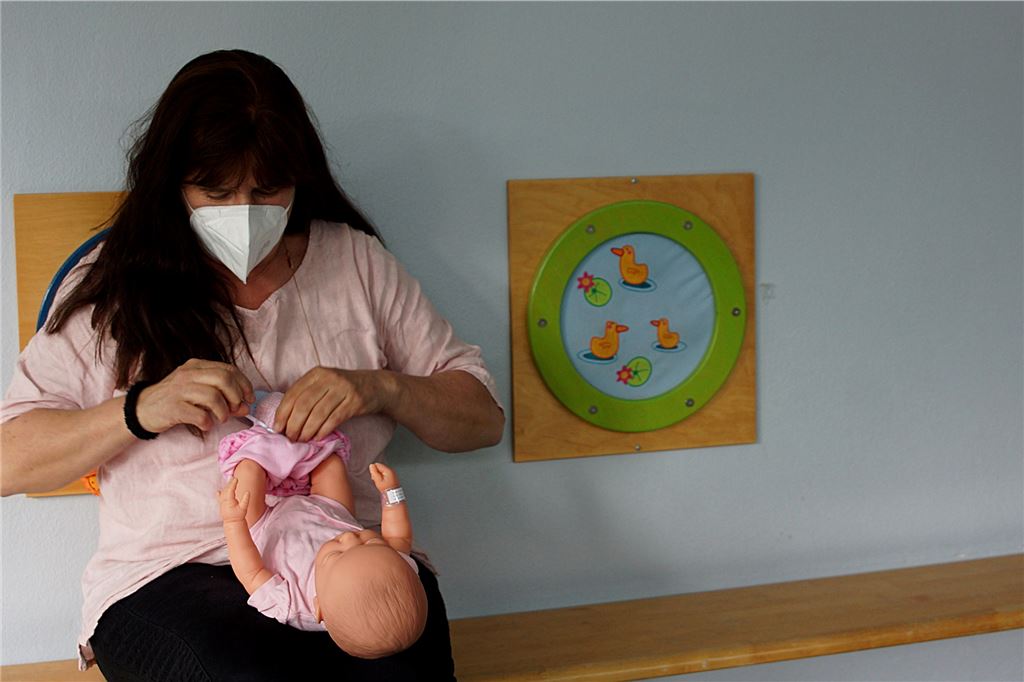 Eine Hebamme verrät: Corona hält Leute nicht vom Kinderkriegen ab Die Fröndenberger Hebamme Heike Möller, hier beim Ausziehen einer täuschend lebensecht aussehenden Baby-Puppe.