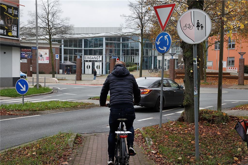 Radler auf Radweg an der Koppelstraße auf falscher Fährte Ein Verkehrsschild zeigt die Trennung zwischen Fußweg und Radweg vor dem Rathaus in Kamen an.