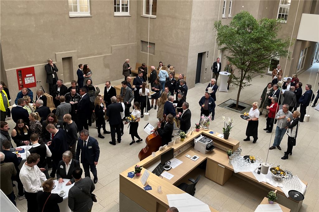 Feierlich und vielseitig: So war die Eröffnungsfeier des Rathauses Die Gäste füllten schon früh das Foyer aus.