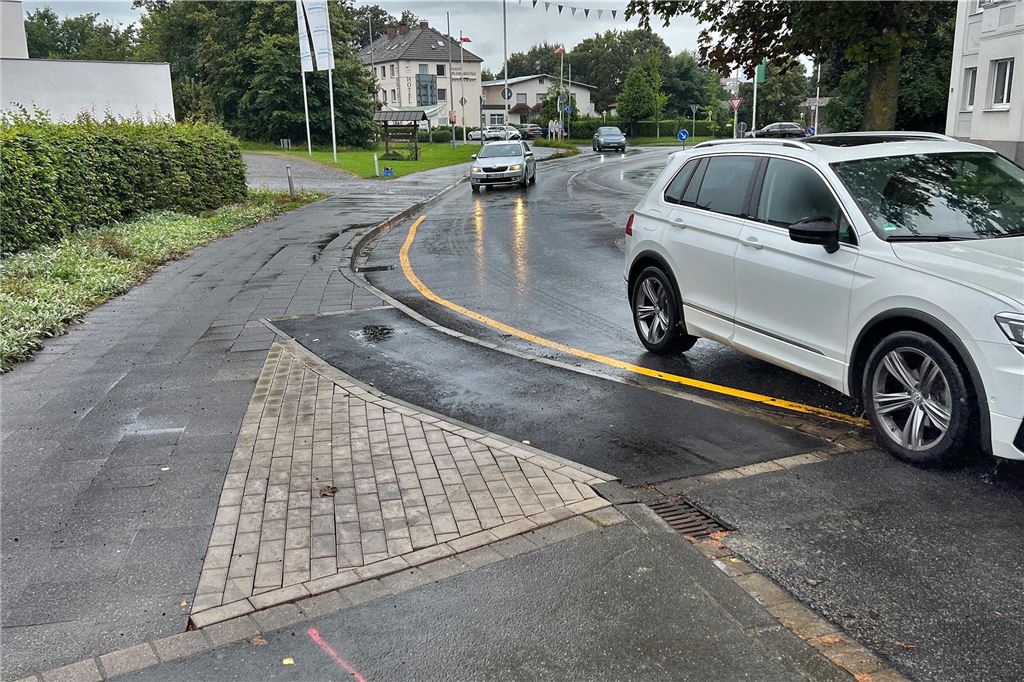 „Stolperfalle, Felgenkiller, Schikane“: Neuer Radweg sorgt für Empörung Die gelbe Markierung führt parallel zum Geh-/Radweg und endet an der Spitze der Radfahrerrampe auf der Ruhrstraße.