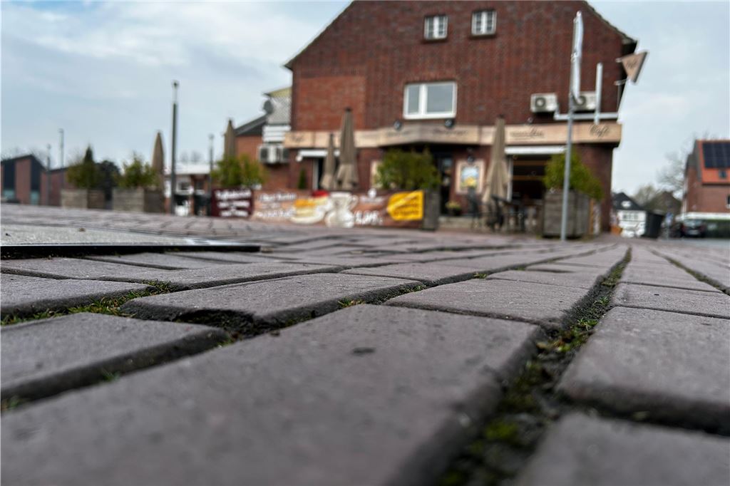 Lockere Pflastersteine: Firma kommt Ausbesserung „nur begrenzt“ nach Eschenplatz Ascheberg