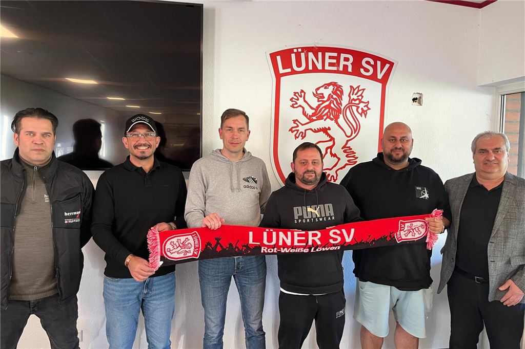 Trio übernimmt Zepter: Neue Details zum Trainerwechsel beim Lüner SV Viele Menschen halten einen Schal des Lüner SV.