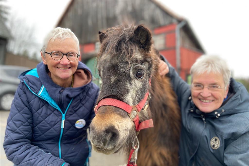 „Musische Reiterferien“: Das müssen Eltern bei der Anmeldung beachten Die Geschäftsführerinnen der Sonnenregen gGmbH, Doro Wolfgart und Elli Bihler, mit Pony-Senior „Coco“.