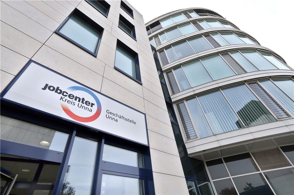 Jobcenter-Umzug terminiert: Neubau auf der Victoria-Brache fertiggestellt Die Geschäftsstelle des Jobcenters an der Bahnhofstraße hat einen markanten Glasturm.