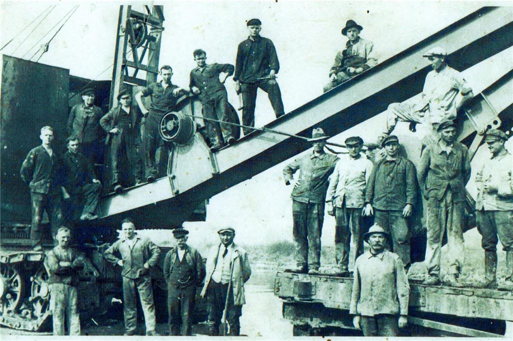 
Das Fotos zeigt Arbeiter an einem riesigen Kran, der in den 1930er-Jahren entweder an der Kanalbaustelle in Olfen oder beim Verladen des ausbaggerten Sandes am heutigen Ternscher See eingesetzt wurde.