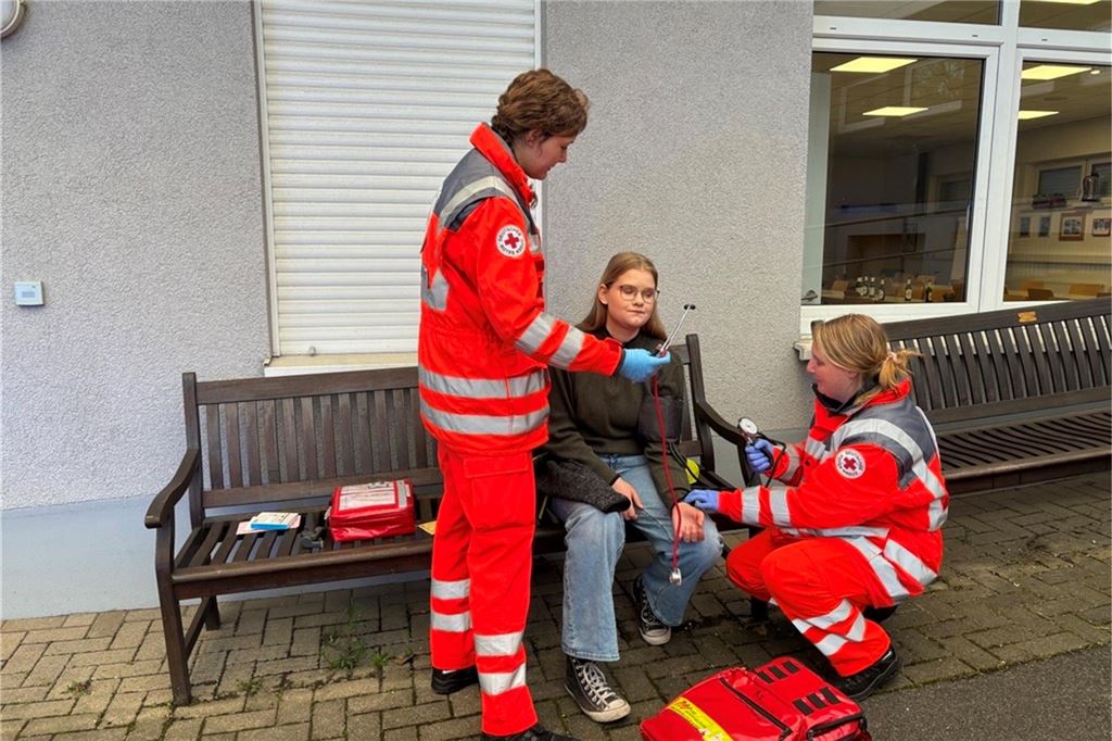 Rettungskräfte versorgen bei einer Übung ein junges Mädchen.