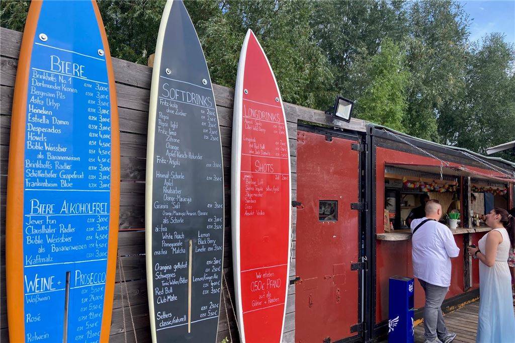 Sonne, Sand und echtes Strandfeeling: „Herr Walter“ im Hafen im Check Die Getränkeauswahl gibt’s auf drei Surfbrettern.