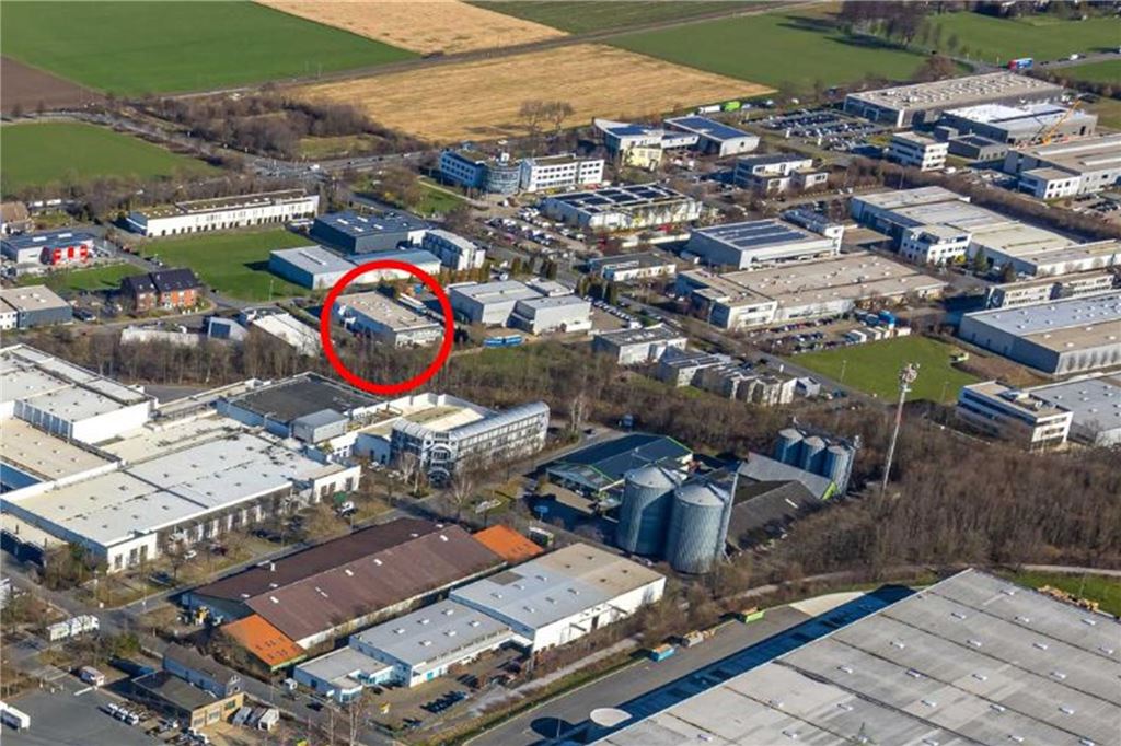 Anja Krause (54) will die Firma ihres verstorbenen Mannes fortführen Die Luftaufnahme zeigt das Industriegebiet Ost in Unna. Rot umrandet ist die Gewerbeimmobilie des Unternehmens Haustechnik Krause an der Marie-Curie-Straße.