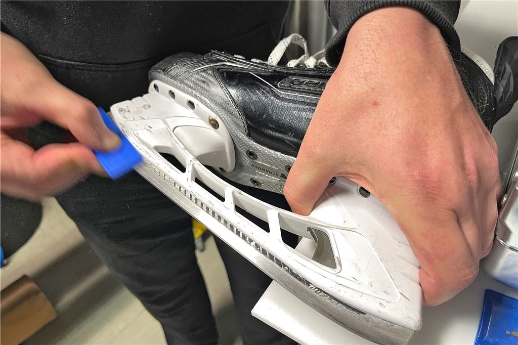 KJEC zieht Fazit des Synthetik-Eis-Tests und bekräftigt Interesse am Betrieb der Eishalle Die Gleitfähigkeit auf dem synthetischen Eis ist geringer als auf „echtem“ Kunsteis - das war für viele geübte Eisläufer erstmal ungewohnt.