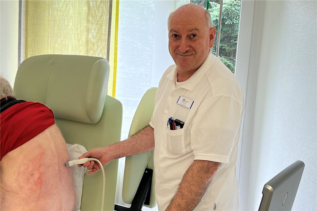 25 Jahre voller Leben: Palliativzentrum Unna am Christlichen Klinikum Ein Arzt behandelt einen Patienten.