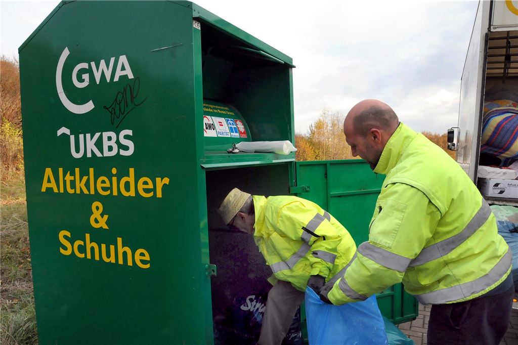 Altkleidercontainer: Gesetzesänderung nimmt Gemeinde in die Pflicht Mitarbeiter der kreiseigenen Gesellschaft für Wertstoff- und Abfallwirtschaft (GWA) leeren einen Altkleidercontainer.
