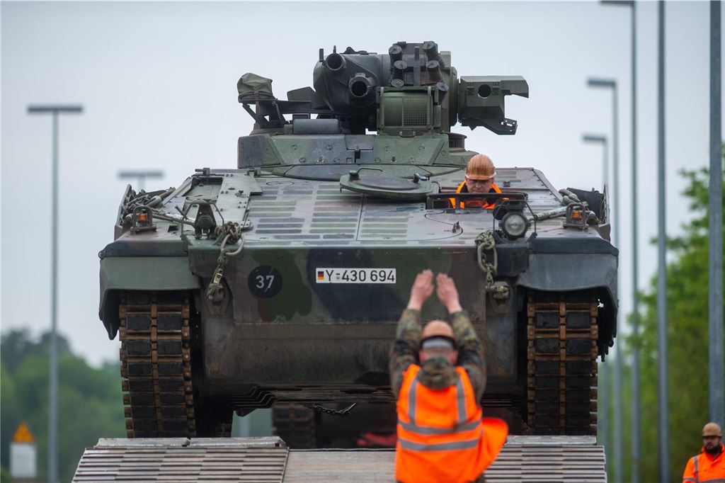 Ein Jahr nach dem Hackerangriff: VDM Metals ein Opfer von Serientätern Ein Schützenpanzer des Typs Marder wird für den Transport auf einen Eisenbahnwagen rangiert.